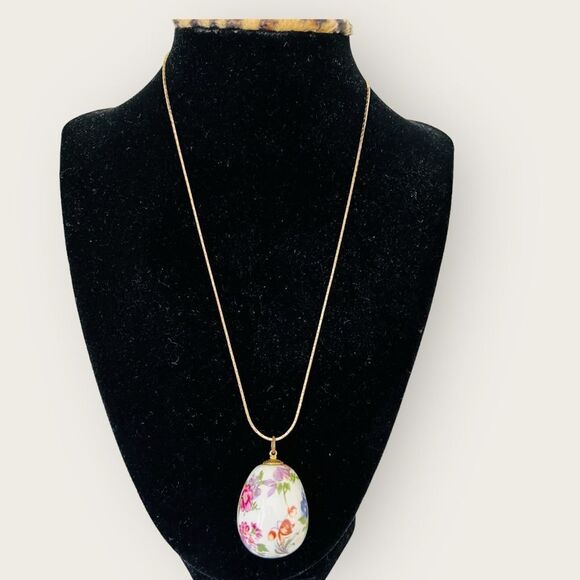 Hand painted Porcelain egg pendant gold plated necklace - Picture 1 of 4